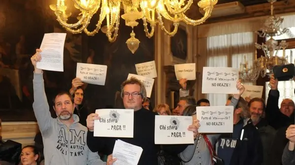 Interpress/Mazzega Pellicani Venezia, 13.01.2014.- Comune di Venezia, Consiglio Comunale, lavoratori del Comune di Venezia in agitazione per la drastica riduzione degli stipendi.-