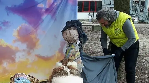 I volontari al lavoro per rimettere in ordine il presepe