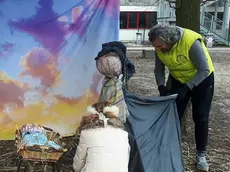 I volontari al lavoro per rimettere in ordine il presepe