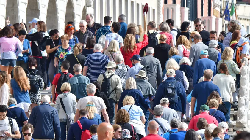 Il ponte della Paglia, semi impraticabile perché completamente occupato da turisti