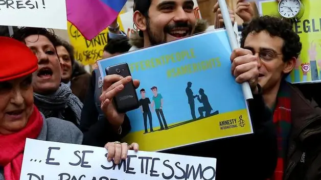 Flash mob durante la Manifestazione a favore delle unioni civili in piazza fuori da palazzo Madama Roma .Roma 2 febbraio 2016 ANSA/FABIO CAMPANA