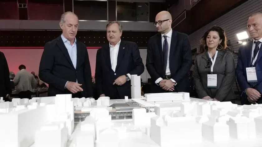 Luigi Brugnaro e Luca Zaia davanti al progetto tridimensionale della nuova stazione