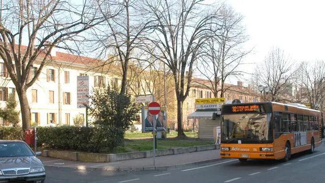 MESTRE 27.03.2004 VIA PIAVE INTERVISTE SUL PASSAGGIO DEL TRAM (C) Bertolin M. richiesto da PELLICANI via PIAVE INTERVISTE SUL PASSAGGIO DEL TRAM