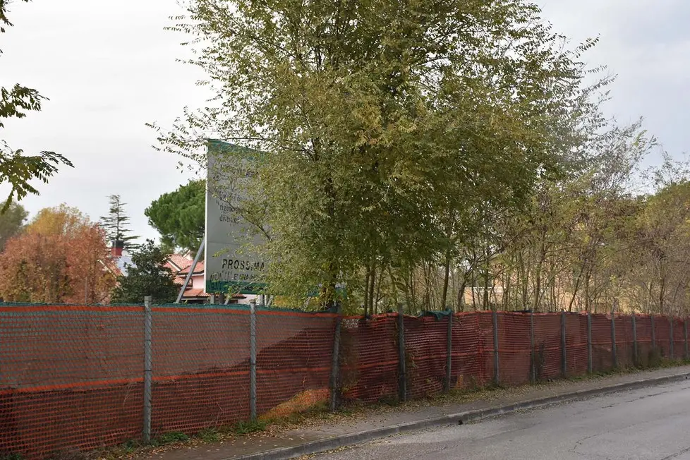 COLUCCI - DINO TOMMASELLA - CAORLE - INCHIESTA "TERME DI CAORLE" - IL CARTELLO DOVE DOVEVA SORGERE IL VILLAGGIO TURISTICO E DELL'ATTUALE PROGETTO DELLE TERME