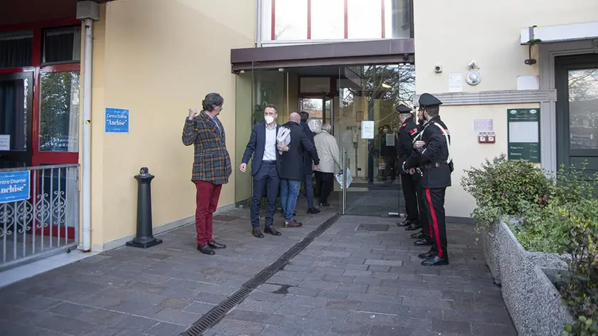 Parenti degli ospiti all’incontro di ieri convocato dalla direzione della casa di riposo (foto Vianello)