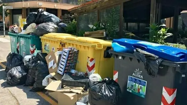 VATRELLA - DINO TOMMASELLA - JESOLO - CASSONETTI RIFIUTI PIENI