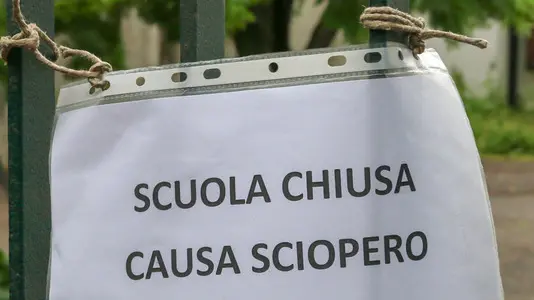 Foto Agenzia Candussi/Scattolin/ Mestre, via Dante/ Scuola Giulio Cesare chiusa per sciopero