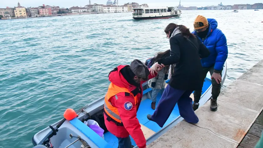 L'imbarco dei passeggeri alla Palanca sul traghetto che fa la spola con le Zattere (foto Interpress)
