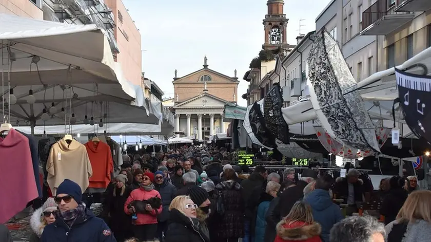 COLUCCI - DINO TOMMASELLA - SAN DONA' - IL MERCATO DI FORTE DEI MARMI IN CENTRO