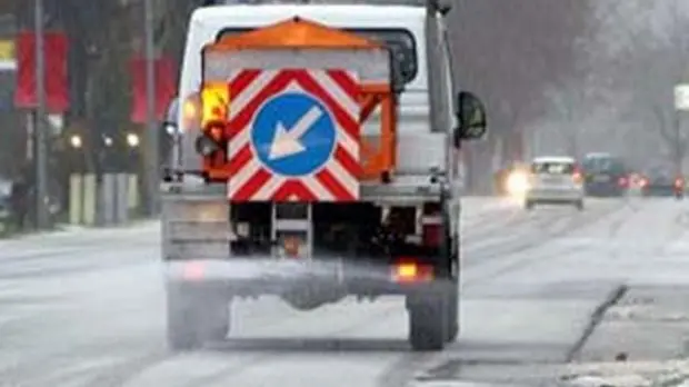 Uno dei mezzi spargisale in azione sulle strade della Città metropolitana