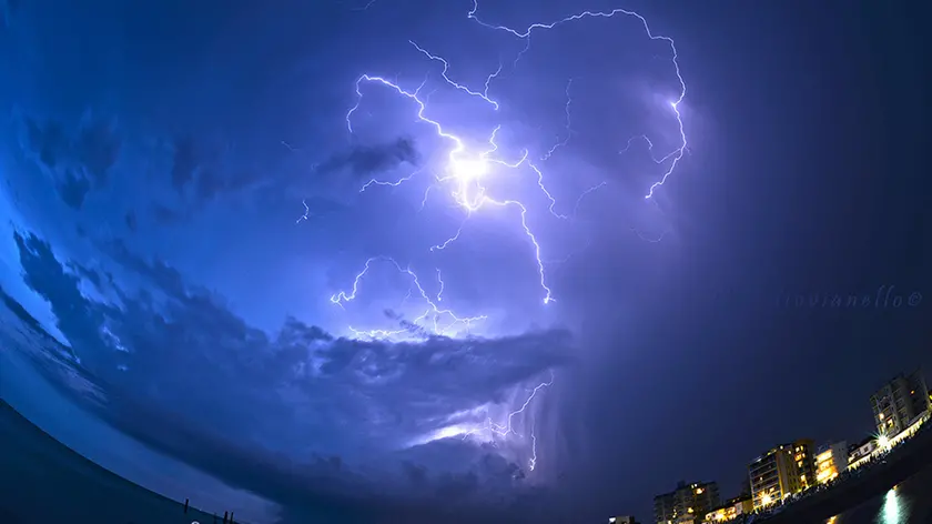 Fulmini su Jesolo, in una foto di Claudio Vianello