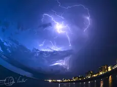 Fulmini su Jesolo, in una foto di Claudio Vianello