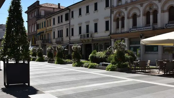 COLUCCI - DINO TOMMASELLA -S. DONA' - PANCHINE IN ISOLA PEDONALE