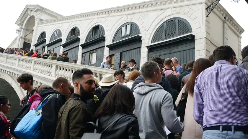 Turisti sul ponte di Rialto