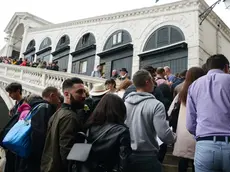 Turisti sul ponte di Rialto