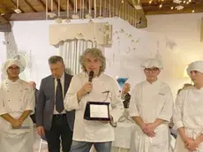 Lo chef Luca Faraon riceve a nome di tutti i ristoratori della Livenza il Premio Bisàt d'argento