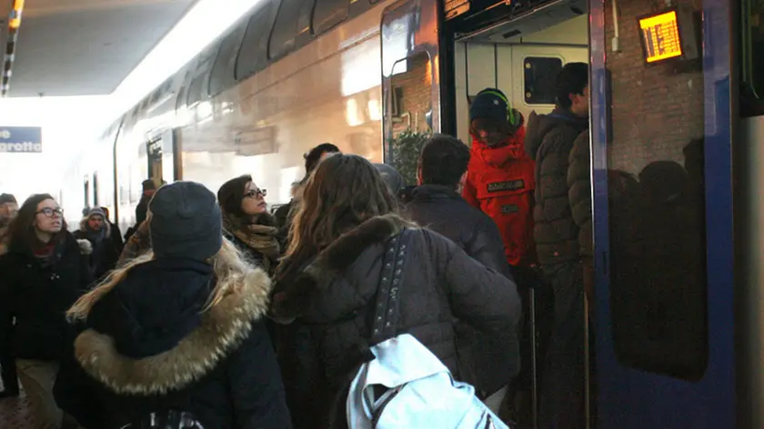 BELLUCO.CAOS TRENI STAZIONE MONTEGROTTO.treno ferrara-venezia che doveva arrivare a montegrotto alle 8:08 e arrivato alle 8:20 già pieno