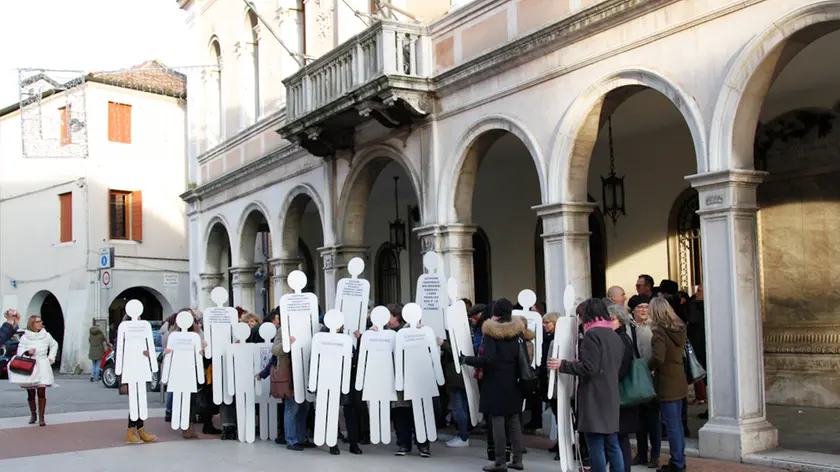 Agenzia candussi, giornalista Scattolin. Consiglio comunale e protesta lavoratori precari in via Palazzo Municipio Mestre