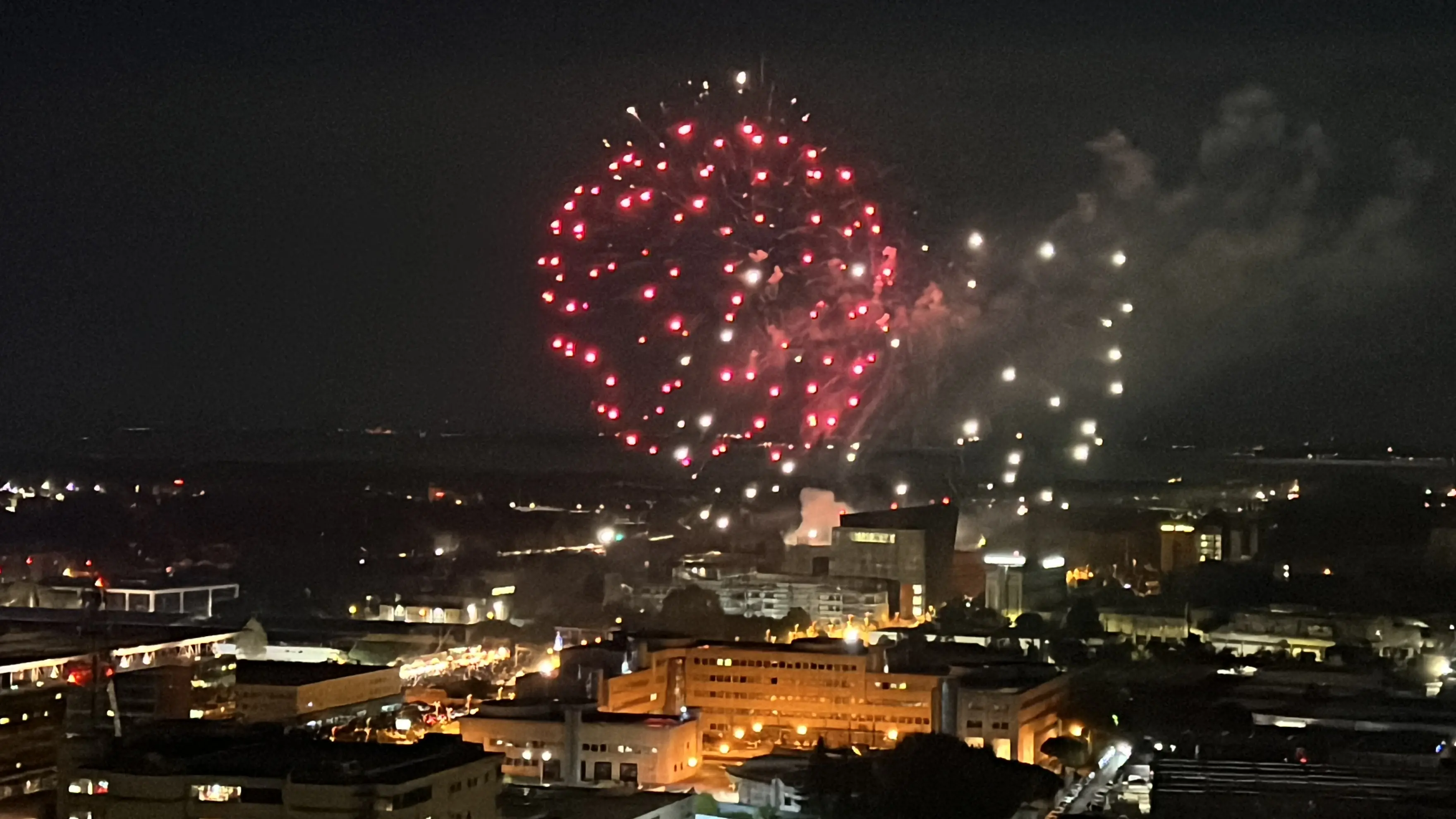 Venerdì sera alle 22 dalla zona di "Mes3Land", il lunapark di via Torino, sono partiti i fuochi d'artificio per festeggiare il patrono di Mestre, San Michele. Ecco lo spettacolo immortalato dal nostro fotografo, Lorenzo Porcile