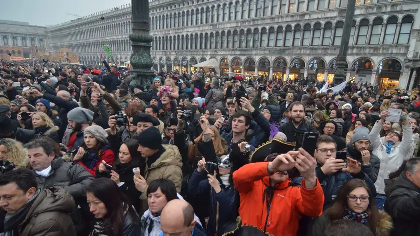 Baby borseggiatori in azione nella folla di turisti