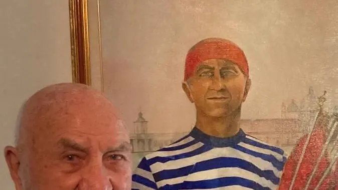 Palmiro Fongher davanti a un quadro che lo rappresenta con i successi della regata storica