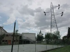 FOTO GAVAGNIN PORTOGRUARO VIA SAN NICOLO ELETTRODOTTO A RIDOSSO DELLE CASE, SCUOLE E IMPIANTI SPORTIVI