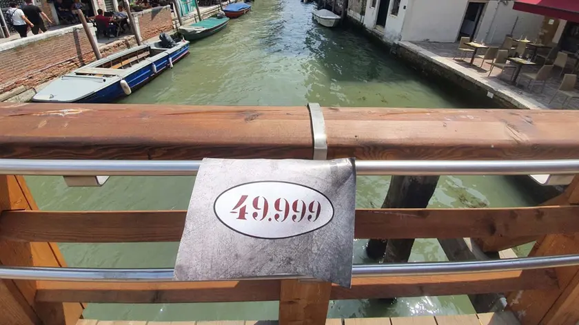 Uno dei cartelli comparsi a Venezia che indica la soglia dei 50 mila residenti infranta. Questo è sul ponte di fondamenta dei Ormesini