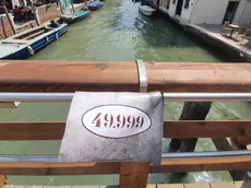 Uno dei cartelli comparsi a Venezia che indica la soglia dei 50 mila residenti infranta. Questo è sul ponte di fondamenta dei Ormesini