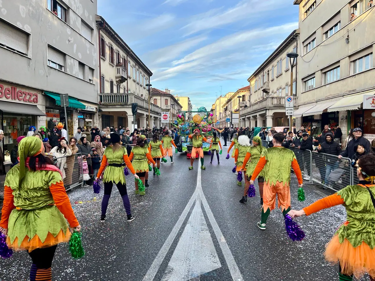 Diciotto giorni di festa che hanno portato il divertimento in tutte le "città di Venezia". Una pantegana galleggiante, cortei acquei, carri allegorici, spettacoli diffusi, rievocazioni storiche, la grazia delle 12 Marie e la magia del fuoco che incontra l’acqua all’Arsenale. Tutto questo è stato il Carnevale di Venezia 2024 “Ad Oriente. Il mirabolante viaggio di Marco Polo”, che oggi si è chiuso con il saluto da Piazza San Marco della Maria vincitrice del Carnevale 2024, Silvia Zecchin, la sfilata dei carri a Zelarino, l’ultimo spettacolo di “Terra Incognita”, nelle acque dell’Arsenale di Venezia, capace di immagare con il suo racconto ancestrale e le feste mascherate nei palazzi.