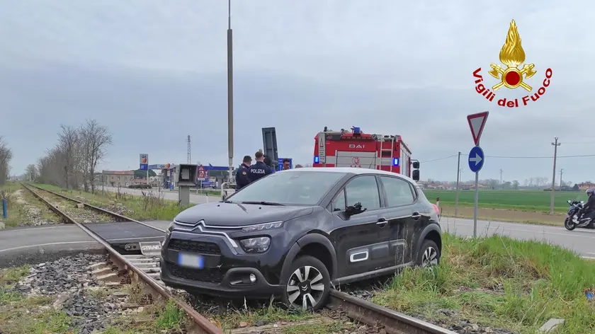 L'auto di traverso sui binari lungo la Chioggia-Rovigo