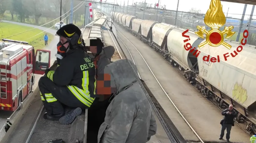 L'intervento dei vigii del fuoco per salvare gli stranieri nascosti nel carro tramoggia