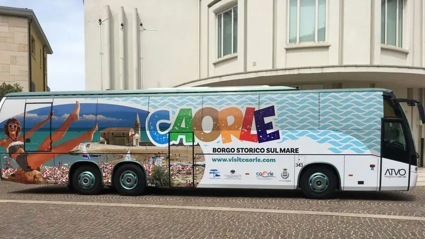 COLUCCI - DINO TOMMASELLA - CAORLE - AUTOBUS ATVO CON PUBBLICITA' CITTA CAORLE