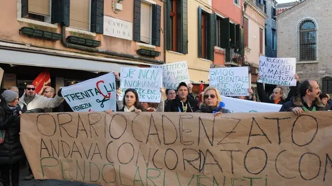 Interpress/Mazzega Morsego Venezia, 03.12.2013.- Manifestazione Pendolari contro i nuovi orari dei treni.- Nella foto in Campo San Rocco