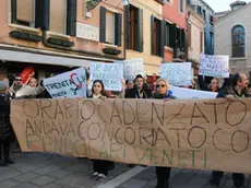 Interpress/Mazzega Morsego Venezia, 03.12.2013.- Manifestazione Pendolari contro i nuovi orari dei treni.- Nella foto in Campo San Rocco