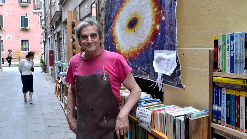 Interpress/Mazzega Venezia, 01.06.2016.- Luciano Buggio "Fisico Teorico" nel suo negozio in Rioo Marin, multato per le scaffalature di libri poste all'esterno del negozio.-