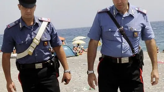 Carabinieri sul luogo dove si trovava la tenda nella quale una bambina di 3 anni e' rimasta ustionata a causa di un incendio ieri notte sulla spiaggia di Roccalumera (Messina). Si chiama Laura Peci, la bambina di tre anni ustionata in seguito a un incendio che si e' sviluppato improvvisamente nella tenda dove si trovava con i genitori che stavano trascorrendo il Ferragosto. ANSA/FRANCESCO SAYA