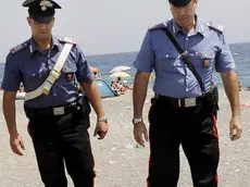 Carabinieri sul luogo dove si trovava la tenda nella quale una bambina di 3 anni e' rimasta ustionata a causa di un incendio ieri notte sulla spiaggia di Roccalumera (Messina). Si chiama Laura Peci, la bambina di tre anni ustionata in seguito a un incendio che si e' sviluppato improvvisamente nella tenda dove si trovava con i genitori che stavano trascorrendo il Ferragosto. ANSA/FRANCESCO SAYA