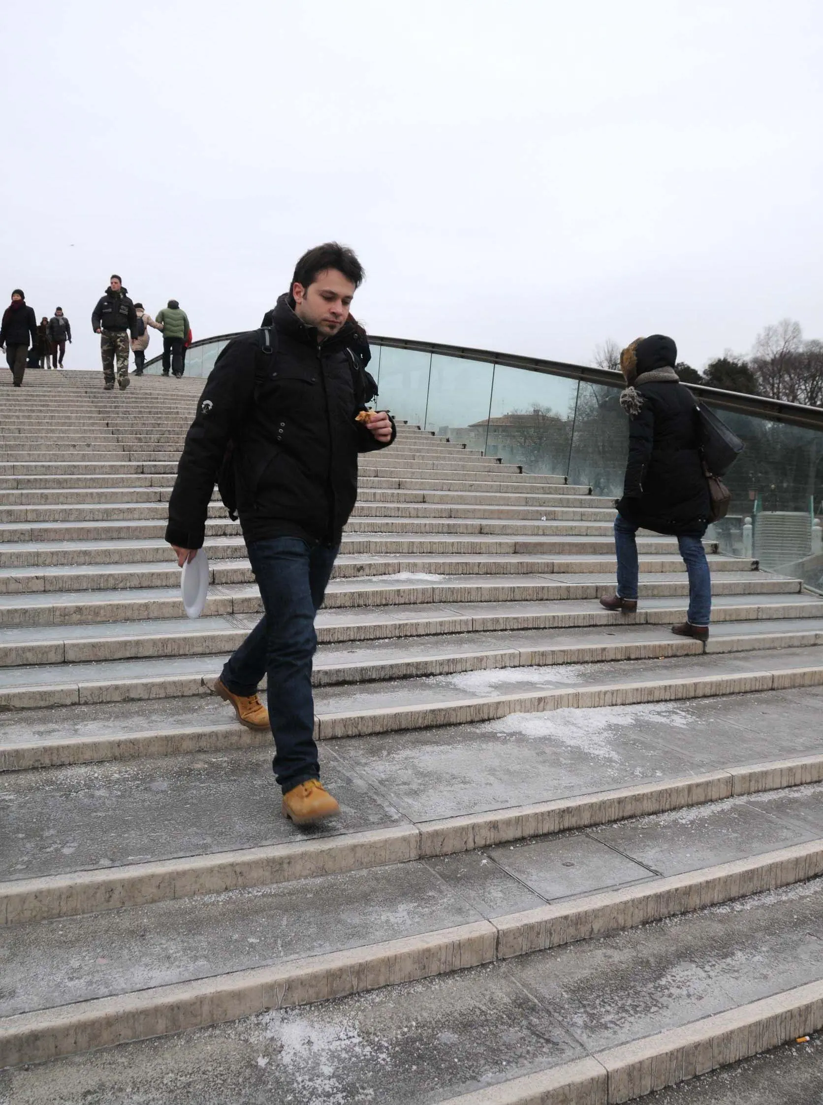 In arrivo gelate: qui, in una foto di repertorio, sale anti-ghiaccio sul Ponte della Costituzione