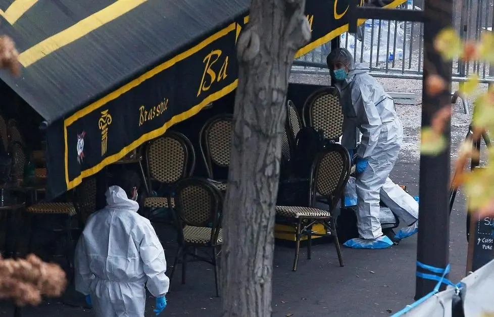 epa05025120 Crime scene investigators work at the Bataclan concert venue in Paris, France, 14 November 2015. The French government declared a state of emergency, tightened border controls and mobilized 1,500 soldiers in consequence to the 13 November Paris attacks. At least 120 people have been killed in a series of attacks in Paris on 13 November, according to French officials. Eight assailants were killed, seven when they detonated their explosive belts, and one when he was shot by officers, police said. EPA/LAURENT DUBRULE