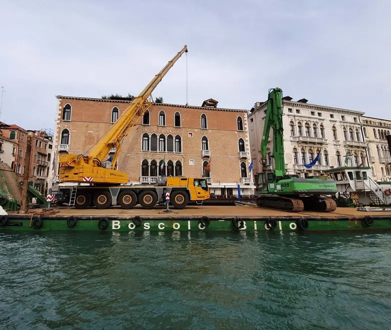 Interpress\M.Tagliapietra Venezia 19.022.2020.- Chiatta di Boscolo Bielo all'Hotel Gritti per allestimenti della terrazza per il film Mission Impossible con Tom Cruise.