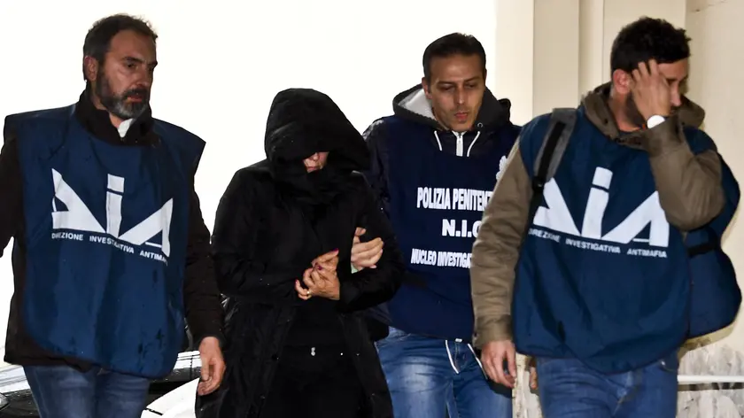 Una della quattro donne, legate da parentela con il boss dei casalesi Michele Zagaria, arrestate dagli uomini del Centro Operativo Dia di Napoli e dal Nucleo Investigativo Centrale della Polizia Penitenziaria perché ritenute responsabili di essere destinatarie di risorse del clan riservate al pagamento dello "stipendio" mensile agli affiliati, a Napoli, 13 dicembre 2017. ANSA / CIRO FUSCO