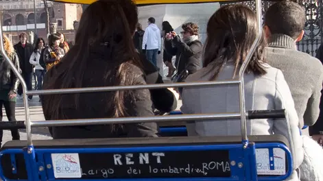 Un riscio' a piazza Venezia, 20 novembre 2011, Roma. Freddo e sole hanno accolto la prima domenica a piedi nella città. Da questa mattina alle 8.30 è scattato il blocco del traffico nella capitale. Fino alle 17.30 la circolazione sara' vietata all'interno della fascia verde, un po' meno ampia del Grande raccordo anulare. Un provvedimento preso dal Campidoglio per l'eccesso di polveri sottili nell'aria. Migliaia di persone, tra romani e turisti, su via dei Fori Imperiali, oggi pedonalizzata in occasione dello stop alle auto deciso dal Campidoglio. Da Piazza Venezia al Colosseo e' un'unica 'scia umana' in movimento: chi su biciclette, chi facendo jogging, chi passeggiando in una domenica autunnale con un cielo sereno e un sole splendido. ANSA/ROSANNA DI BARTOLOMEO/DBA