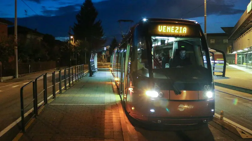 GIORNALISTA: Morsego.AGENZIA FOTO: Candussi.LUOGO: Favaro, capolinea via Monte Celo.DESCRIZIONE: prima corsa del tram alle ore 06.06 del 16 settembre da Favaro Veneto a Venezia