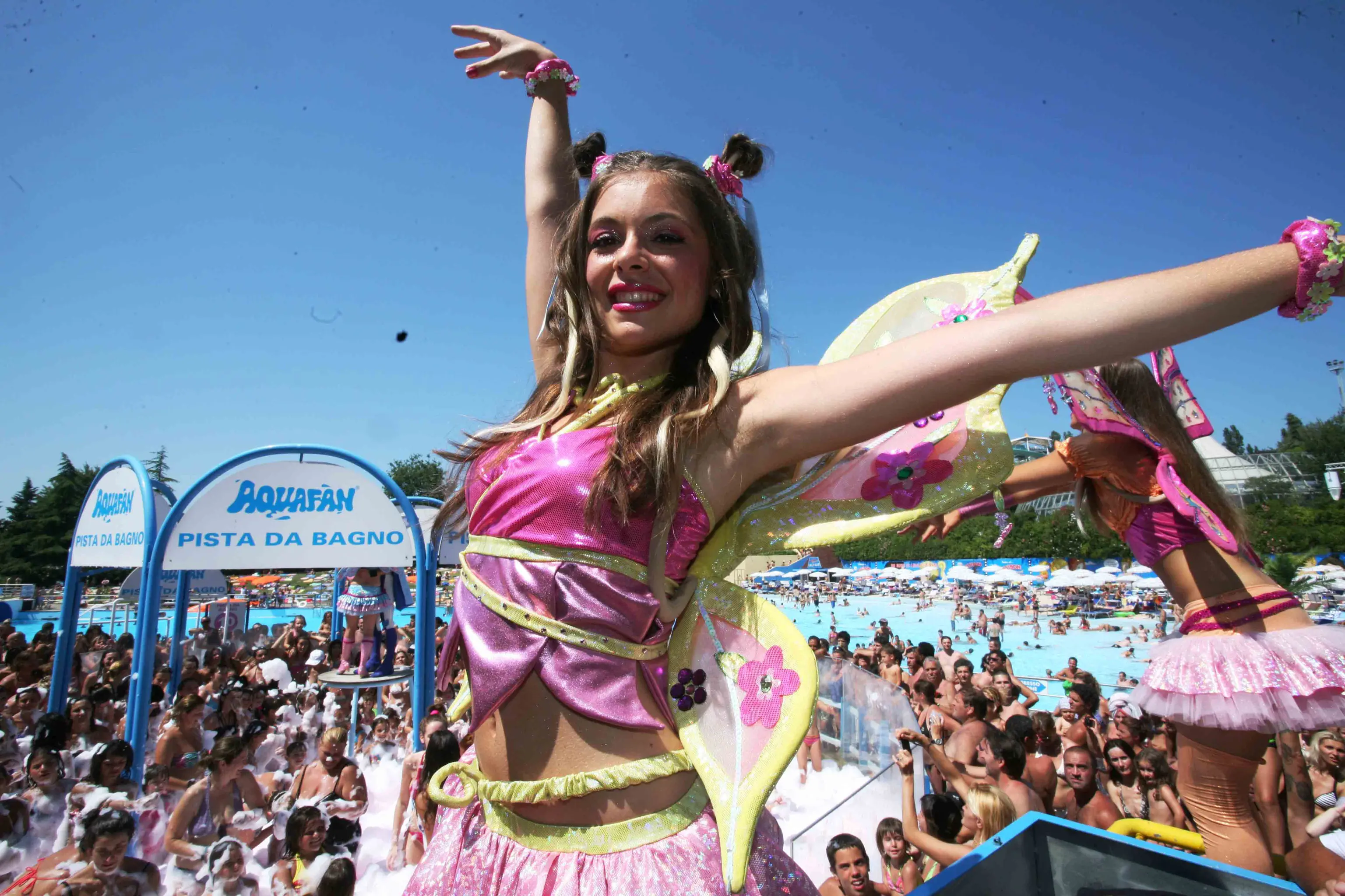 Migliaia di persone hanno sfidato il caldo e le code in autostrada per partecipare all'Aquafan di Riccione alla quarta edizione del 'Winx Day', l' ormai tradizionale festa con le Winx, le fatine dei cartoni animati nate dalla fantasia di Iginio Straffi. Ad aprire la giornata e' stato l'AquaWinx, il ballo nella piscina Onde per danzare insieme alle fatine. Poi foto di rito per le bimbe con le loro eroine, e tanti gadget firmati Winx. Tra le fan non solo bambine italiane, ma anche tantissime di nazionalita' tedesca, francese, polacca, inglese, svedese e russa, che in vacanza in Romagna hanno voluto partecipare alla festa. Una festa proseguita nel pomeriggio con vari eventi: dalla danza nella Pista schiuma al Winx Club Show, spettacolo che ha visto le Winx mettere in scena le loro coreografie. ANSA/UFFICIO STAMPA AQUAFAN +++EDITORIAL USE ONLY - NO SALES+++