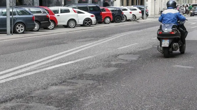 Pavimento stradale dissestato e buche per le vie di Mestre - nella foto corso del popolo