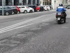 Pavimento stradale dissestato e buche per le vie di Mestre - nella foto corso del popolo