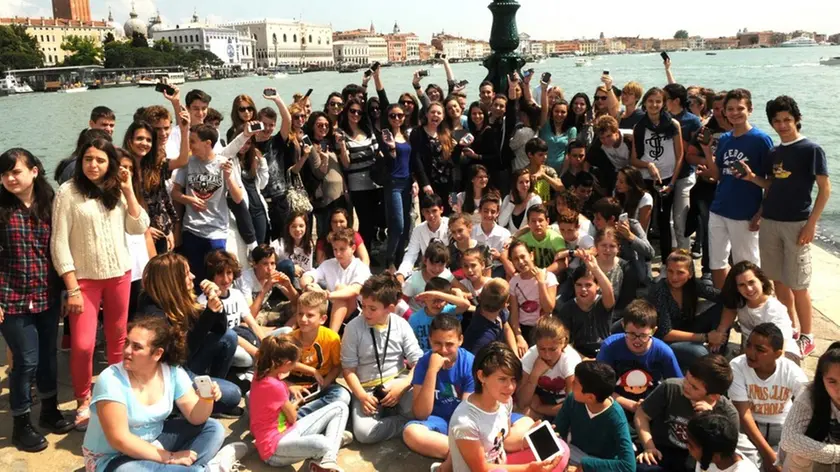 Interpress/Mazzega Sandri Venezia, 29.05.2014.- Palazzo Grassi, Punta Dogana, gruppo di ragazzi che hanno partecipato alla realizzazione della Videoguida "Detto tra noi"