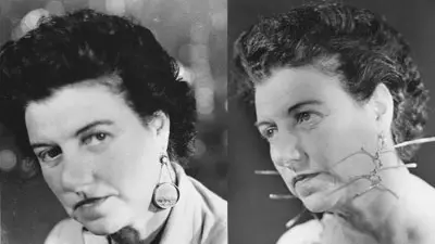 Peggy Guggenheim con gli orecchini Tanguy (sinistra) e Calder (destra)