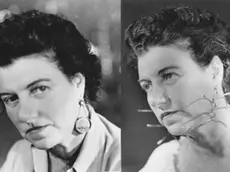 Peggy Guggenheim con gli orecchini Tanguy (sinistra) e Calder (destra)