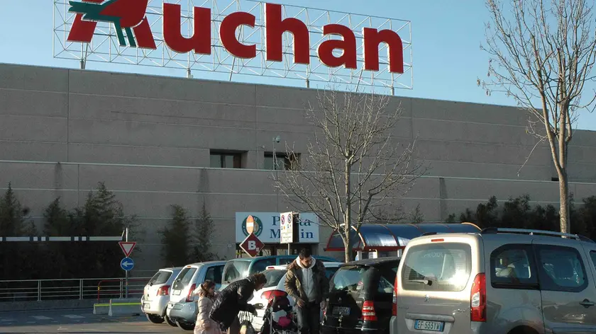 La scure dei tagli anche sui lavoratori di Auchan Mestre